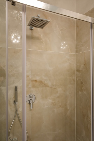 Bagno in stile contemporaneo di 6 di Arar Studio di Arar Muna Isabella Bagno in stile contemporaneo di 6 di Arar Studio di Arar Muna Isabella
