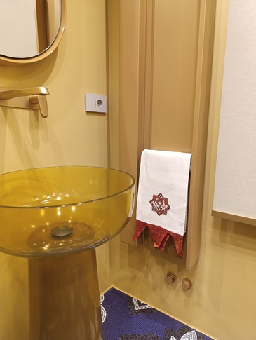 Bagno di Servizio in stile maximalista di 5 di Rachele Biancalani Studio