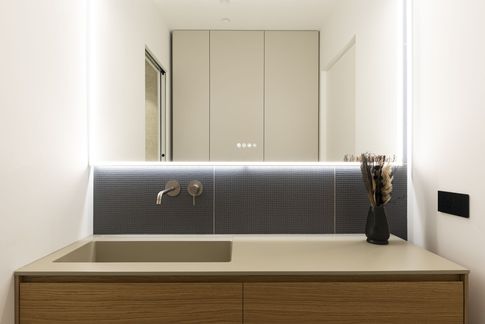 Bagno in stile contemporaneo di 5 di valeria ingrao architetto