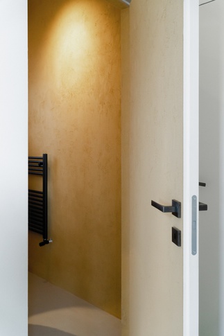 Bagno di Servizio in stile soft industrial di 2 di Simona Fogalesi interior designer