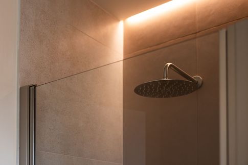Bagno in stile moderno di 7 di Enzo Razzano Architettura