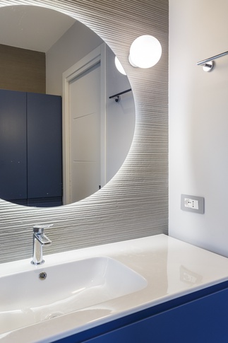 Bagno in stile contemporaneo di 5 di Valentina Varricchio Architetto