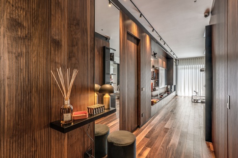 Ingresso in stile contemporaneo di 3 di MOB Architects