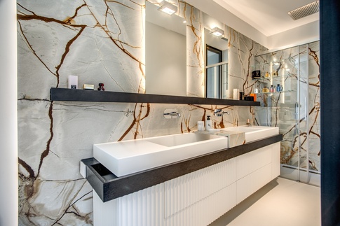 Bagno in stile contemporaneo di 7 di MOB Architects