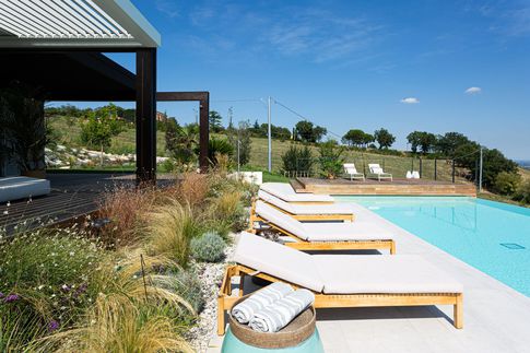 Piscina in stile moderno di 2000 di VIU' STUDIO DI ARCHITETTURA