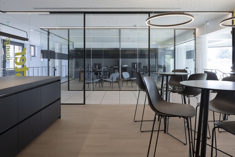 Open Space in stile contemporaneo di 40 di COBE architetti