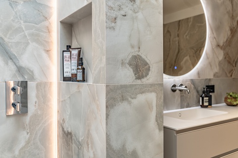 Bagno in stile contemporaneo di 8 di Alexandra Designer