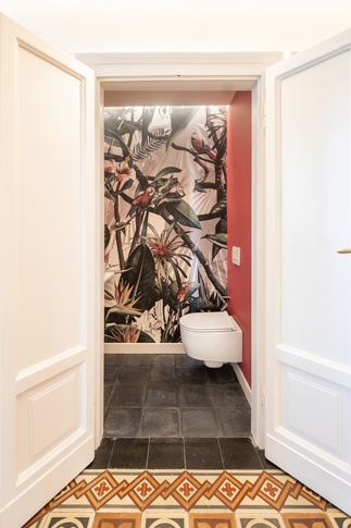 Bagno in stile contemporaneo di 2 di Bossi Vigorito Building Interior