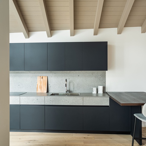 Open Space in stile contemporaneo di 90 di sma architetti