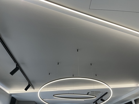 Open Space in stile moderno di 150 di BF interni Open Space in stile moderno di 150 di BF interni