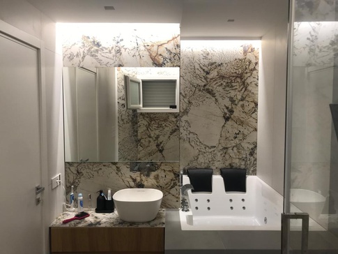 Bagno in stile contemporaneo di 8 di IMA STUDIO