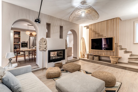 Soggiorno in stile coloniale di 20 di MOB Architects