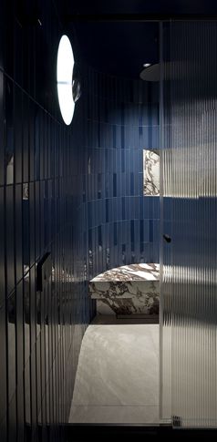 Bagno in stile contemporaneo di 8 di Vincenzo Castaldo Architetto