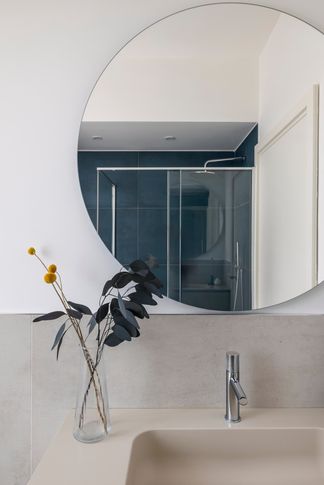 Bagno in stile contemporaneo di 5 di Caterina Scamardella Architetto Bagno in stile contemporaneo di 5 di Caterina Scamardella Architetto
