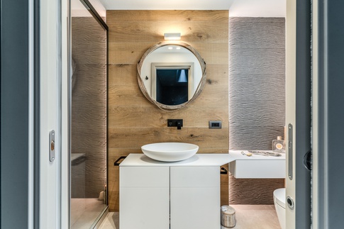 Bagno in stile contemporaneo di 4 di MOB Architects Bagno in stile contemporaneo di 4 di MOB Architects