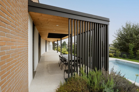Piscina in stile contemporaneo di 40 di tIPS ARCHITECTS