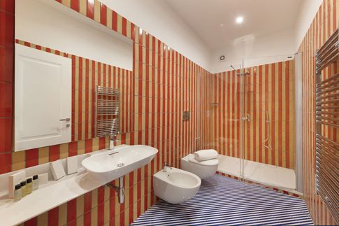 Bagno in stile mediterraneo di 5 di Coluccio architetti