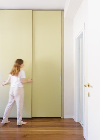 Corridoio in stile contemporaneo di 20 di PERIMETRI studio