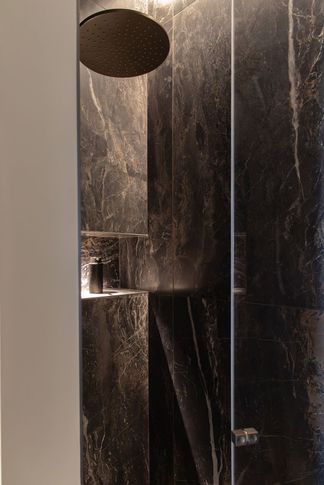 Bagno in stile contemporaneo di 3 di Castelli Sasso architetti