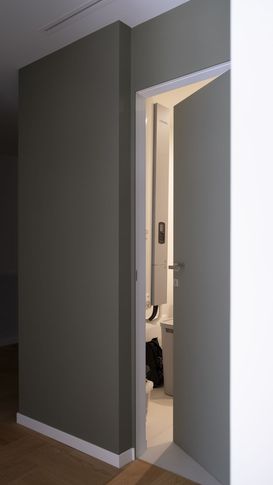 Ingresso in stile contemporaneo di 11 di Michela Cordisco Studio