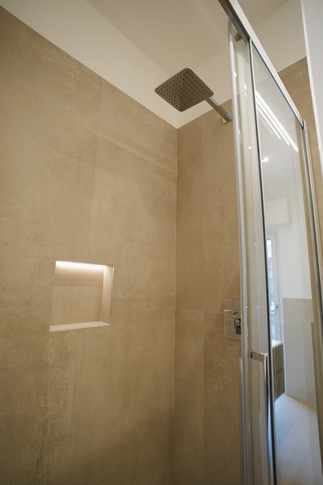 Bagno in stile contemporaneo di 7 di Rinnova Home 3d