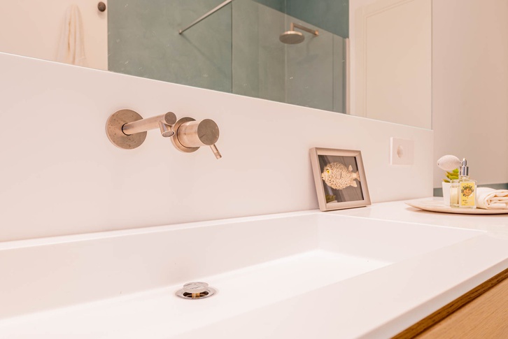 Bagno in stile contemporaneo di 8 di Micro Interior Design