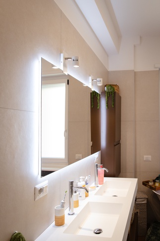 Bagno in stile urban jungle di 9 di Prototype Design&Arc