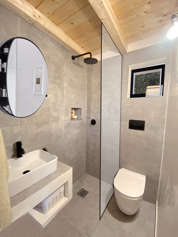 Bagno in stile minimal di 2 di Urbanastudio