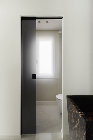 Bagno di Servizio in stile moderno di 8 di Chantal Forzatti architetto