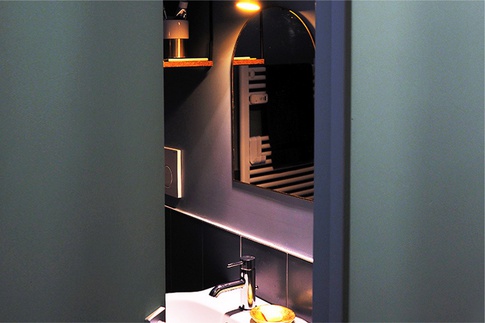 Bagno in stile contemporaneo di 3 di Francesca Delicato architettura e design