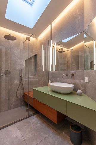 Bagno in stile minimal di 7 di Pucciarelli Architetti