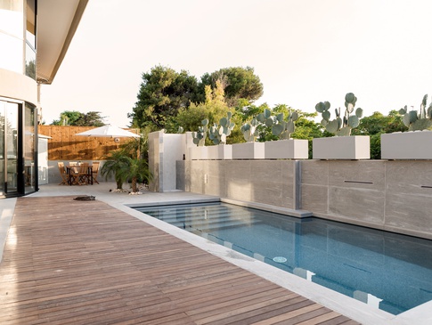 Piscina in stile minimal di 220 di K1_Art_Studio