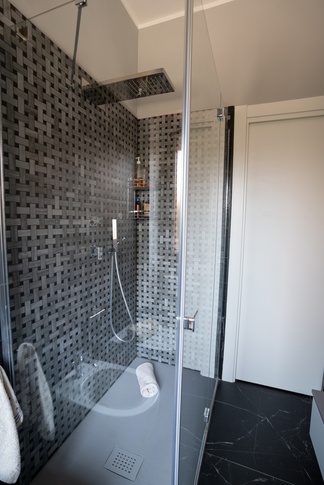 Bagno in stile contemporaneo di 5 di Arch.j Floriana Ferraioli Bagno in stile contemporaneo di 5 di Arch.j Floriana Ferraioli