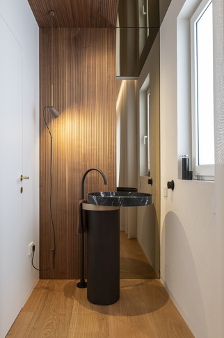 Bagno in stile contemporaneo di 6 di Francesco Cardano Interior Designer
