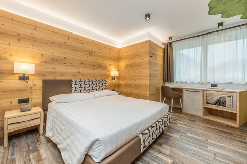 Camera da Letto in stile naturale di 19 di Arredamenti Andalo