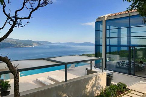 Facciata in stile contemporaneo di null di Čekada Arhitekti