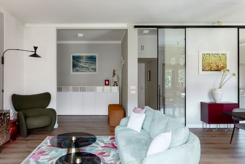 Soggiorno in stile eclettico di 50 di Tania Mariani Interiors