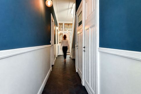 Corridoio in stile moderno di 15 di Equus Architects