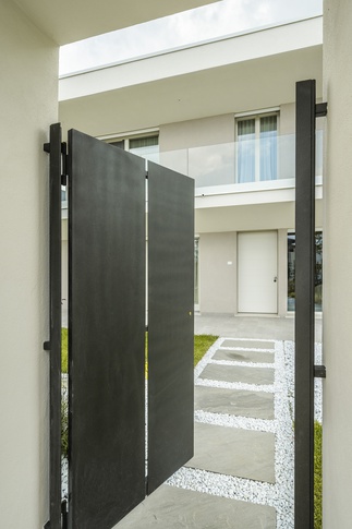 Facciata in stile contemporaneo di null di DQA Studio di architettura