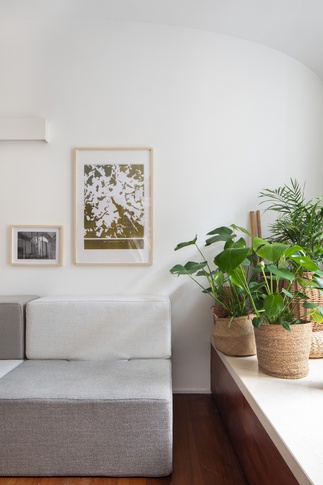 Soggiorno in stile contemporaneo di 65 di Francesca Delicato_architettura e design