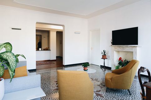 Soggiorno in stile classico di 28 di Valentina Solera Architetto