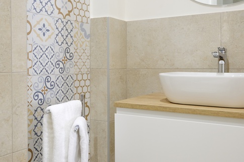 Bagno in stile rustico di 3 di ValentinaZoccoArchitetto