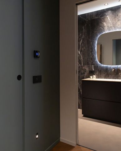 Bagno in stile contemporaneo di 3 di Castelli Sasso architetti