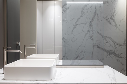 Bagno in stile contemporaneo di 11 di Abitacolo Interni