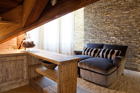 Soggiorno in stile rustico di 45 di Elena Vigano' Architetto