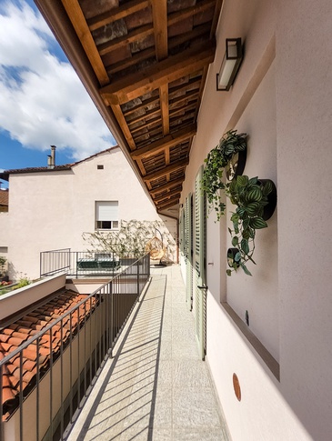 Terrazza in stile contemporaneo di 92 di Studio MAC