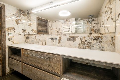 Bagno in stile moderno di 6 di Design Alpino