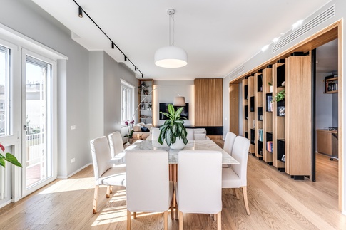 Soggiorno in stile contemporaneo di 30 di MOB Architects