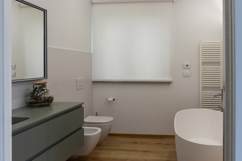 Bagno in stile contemporaneo di 9 di Studio MAC