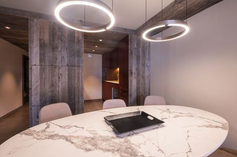 Soggiorno in stile moderno di 35 di Design Alpino